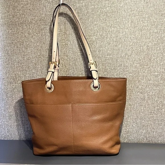 MICHAEL KORS Tan Tote snap closure 4 outside pockets. Adjustable Straps - Picture 11 of 14